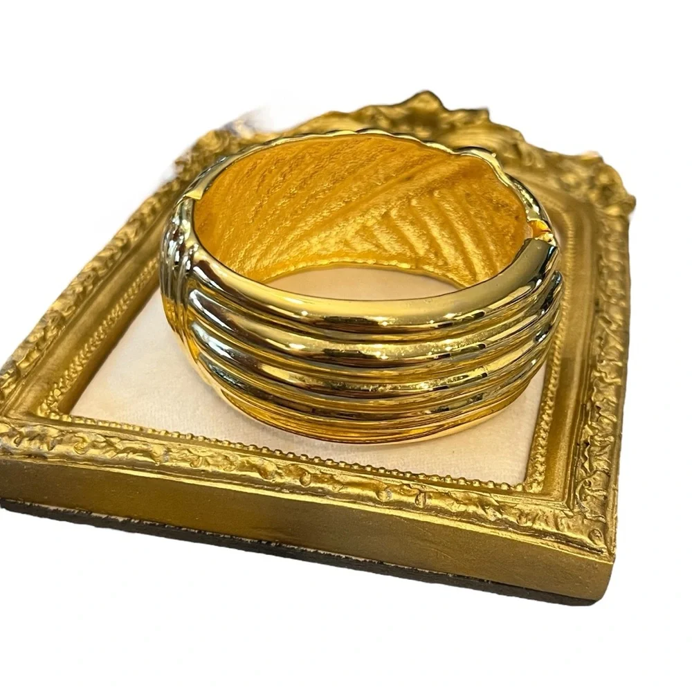 Wide Chunky Linear Ribbed Gold Tone‎ Bangle Bracelet Vintage Jewelry Boho Mod